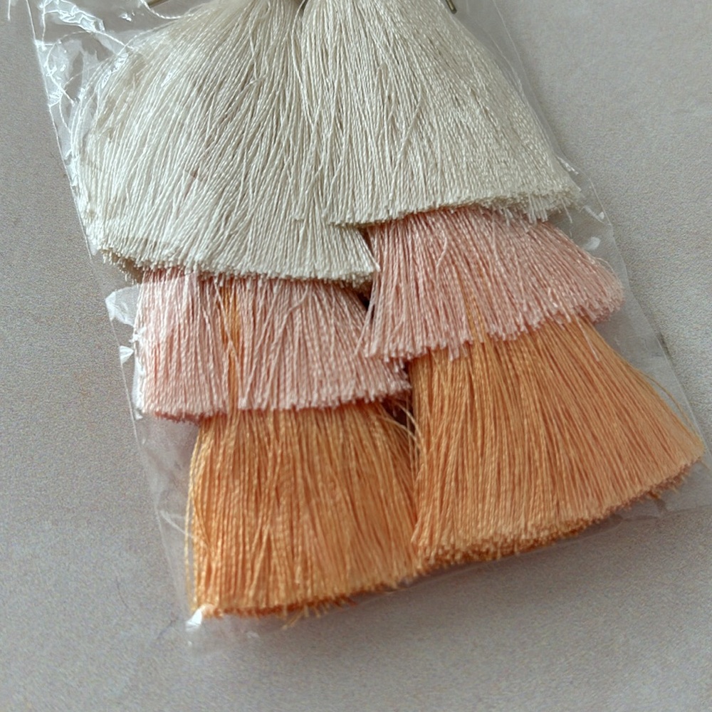 🍊✨ New Boutique Wire Tassel Earrings – Orange & Cream Ombré ✨ - Picture 5 of 6